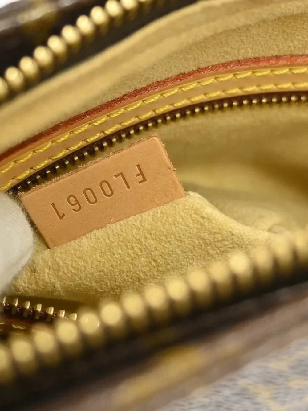 LOUIS VUITTON LOOPING MM HANDBAG